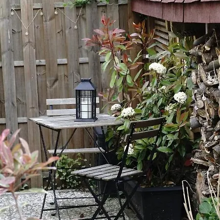 Gemuetliche Moeblierte Souterrain アパート