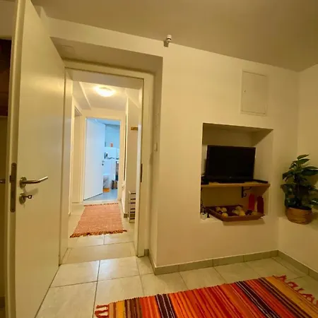 Gemuetliche Moeblierte Souterrain הנובר